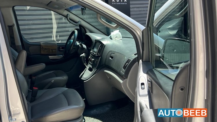 Minibus Hyundai 2016