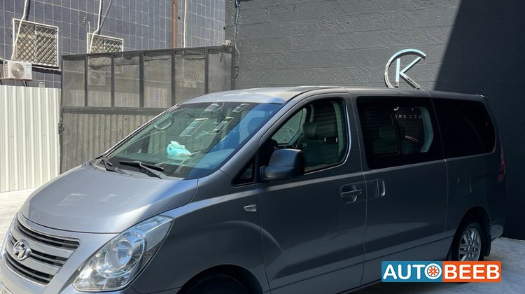 Minibus Hyundai 2016