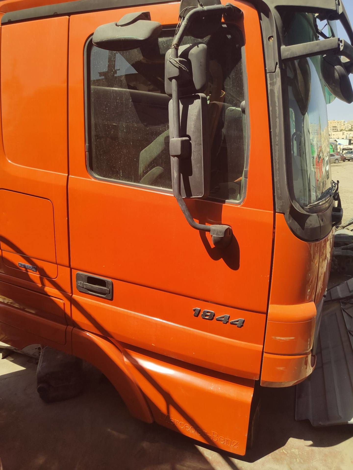 باب يمين مرسيدس اكتروس mp2 2004 2005 2006