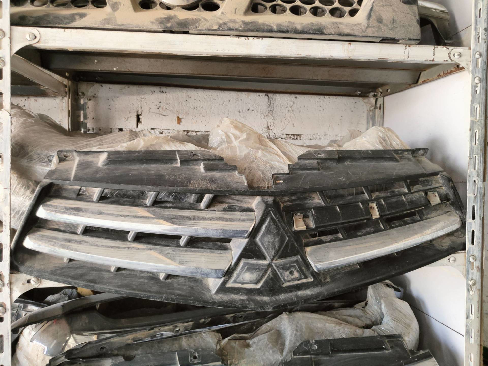 Body Grilles Mitsubishi L200