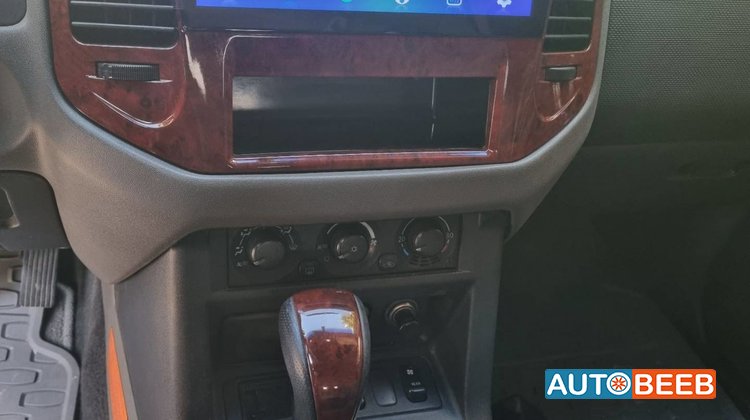 Mitsubishi Pajero 2004