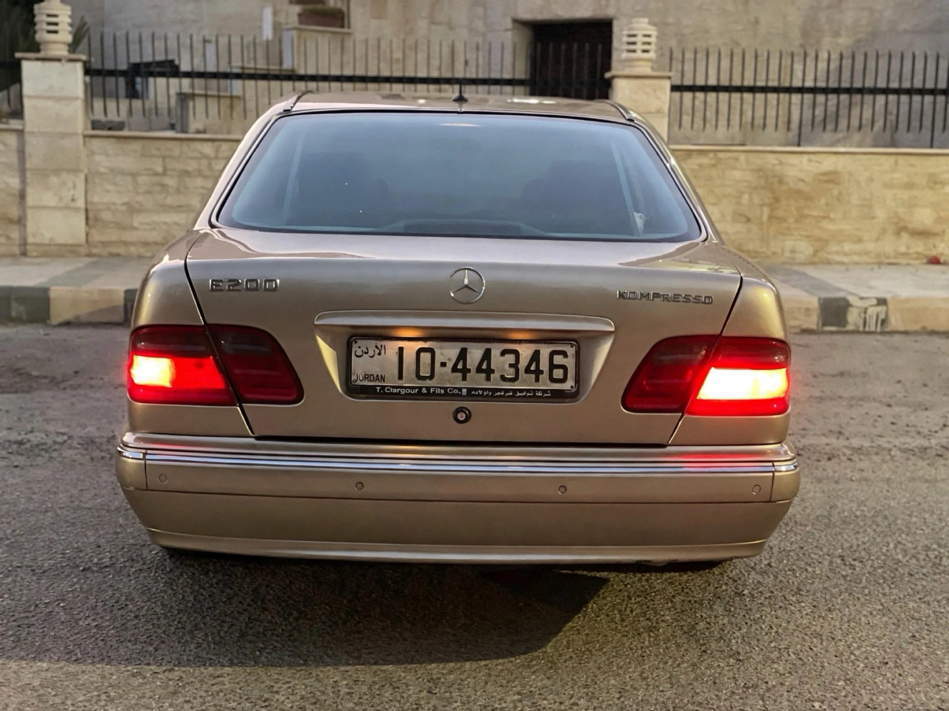 مرسيدس بنز E200 2001