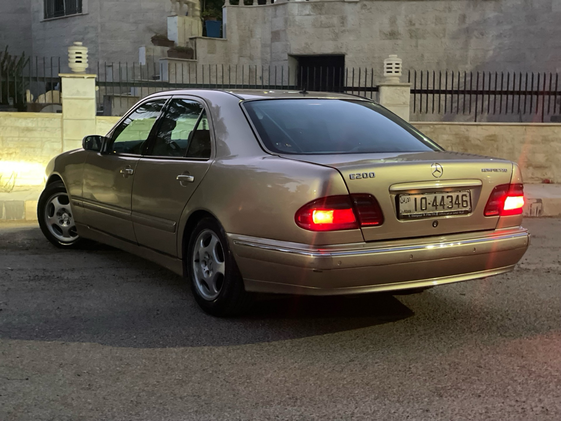 مرسيدس بنز E200 2001