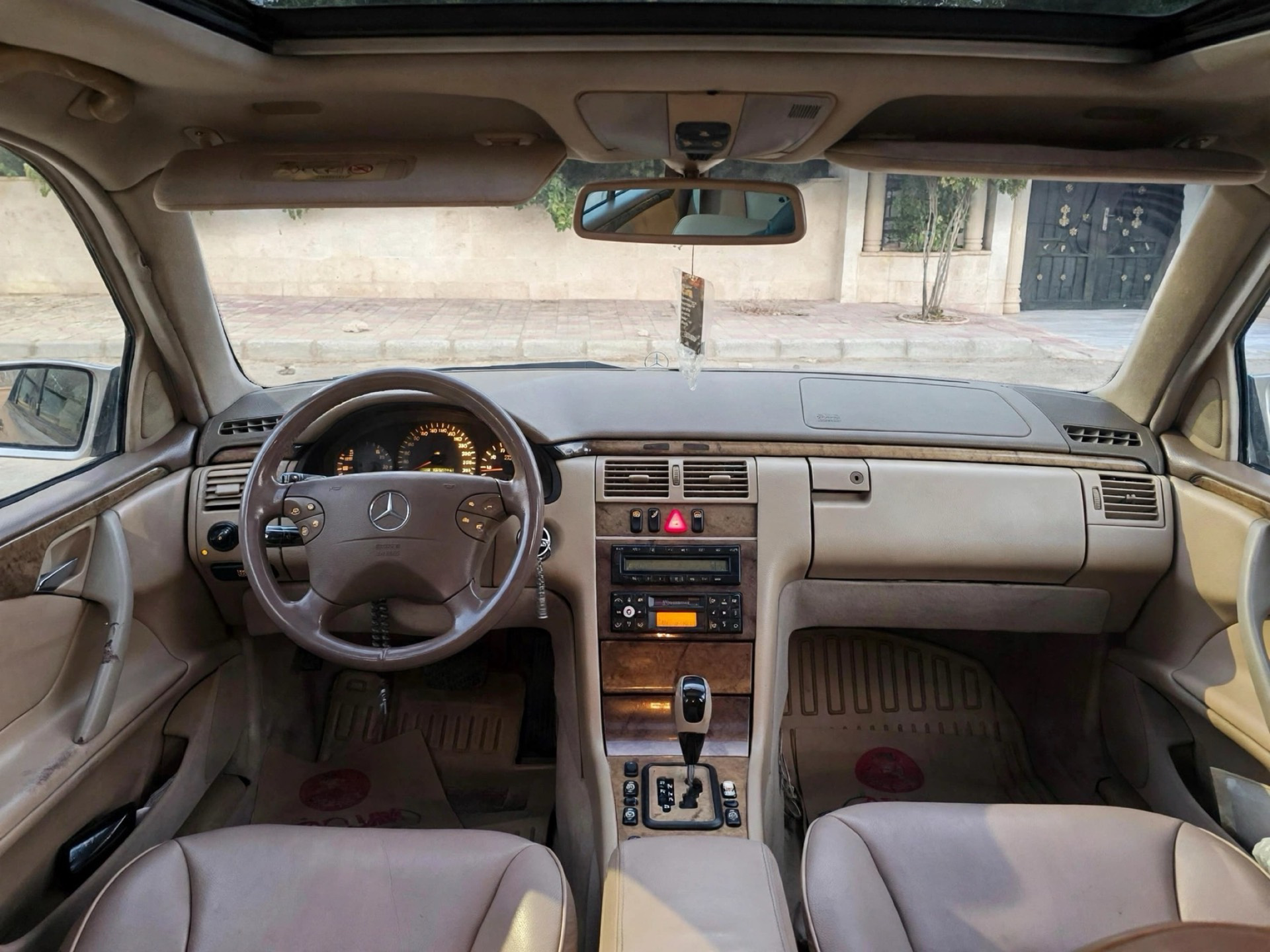 مرسيدس بنز E200 2001