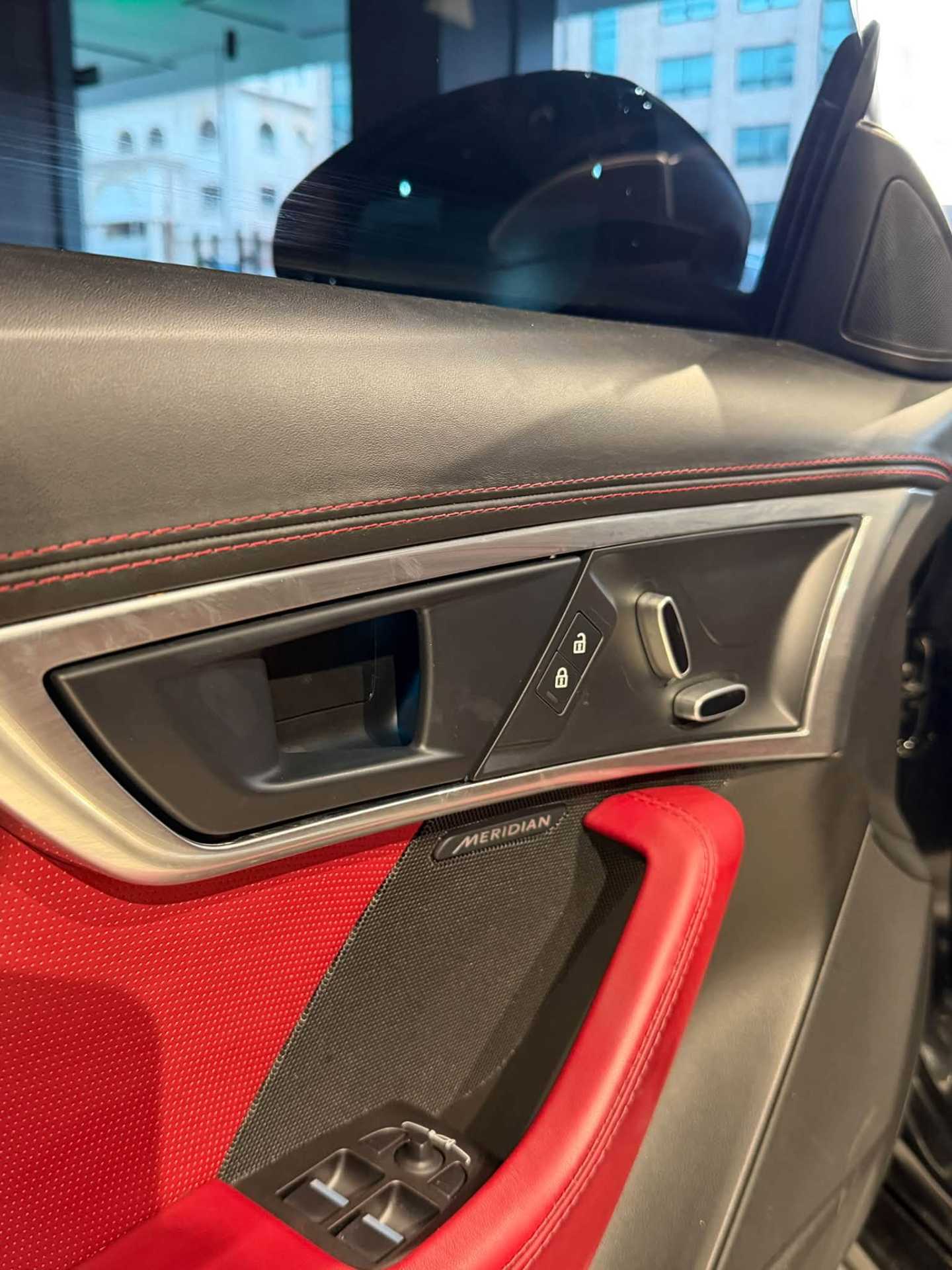 جاكوار F-Type 2023