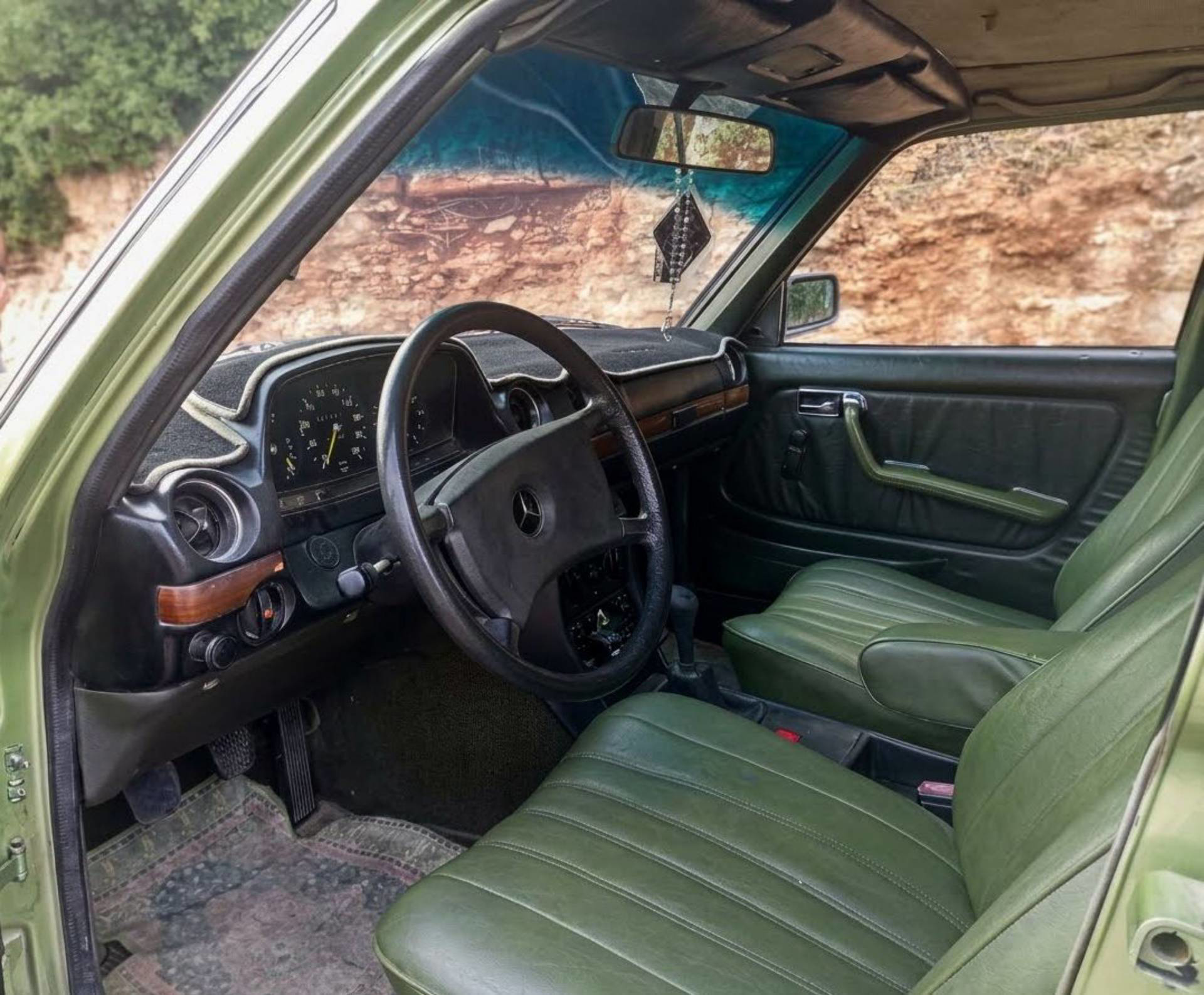 مرسيدس بنز E200 1983