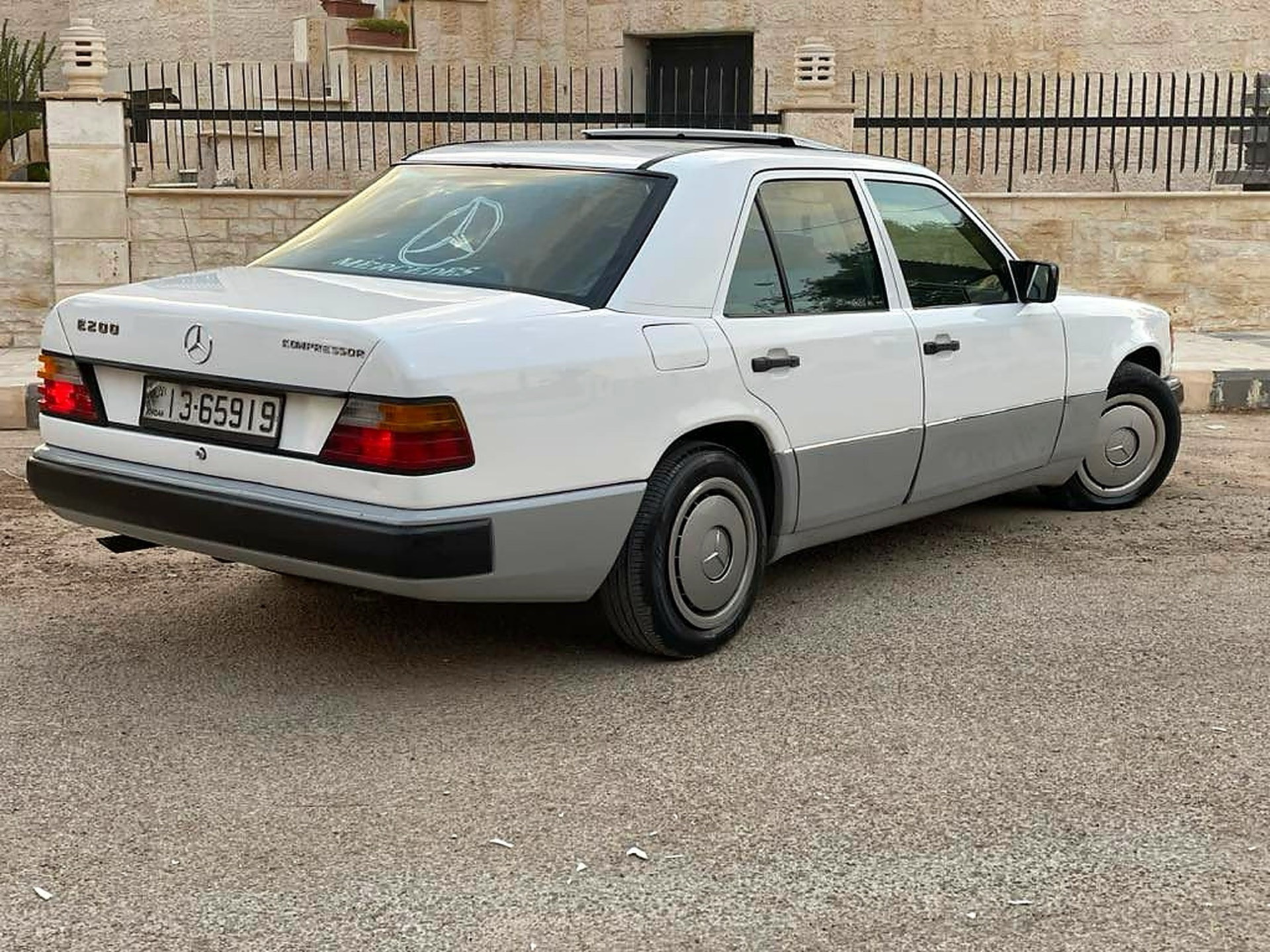 مرسيدس بنز E200 1986