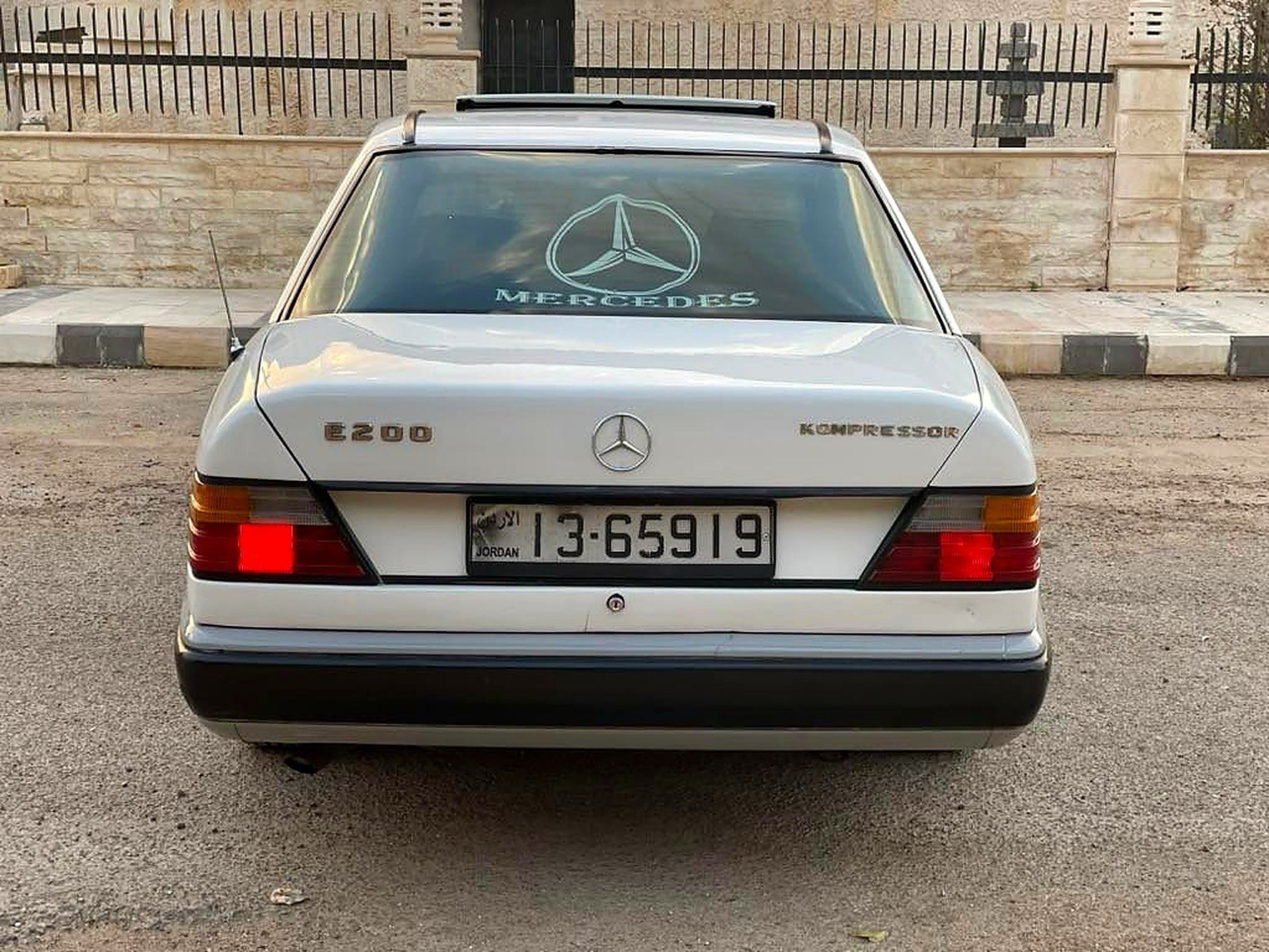 مرسيدس بنز E200 1986