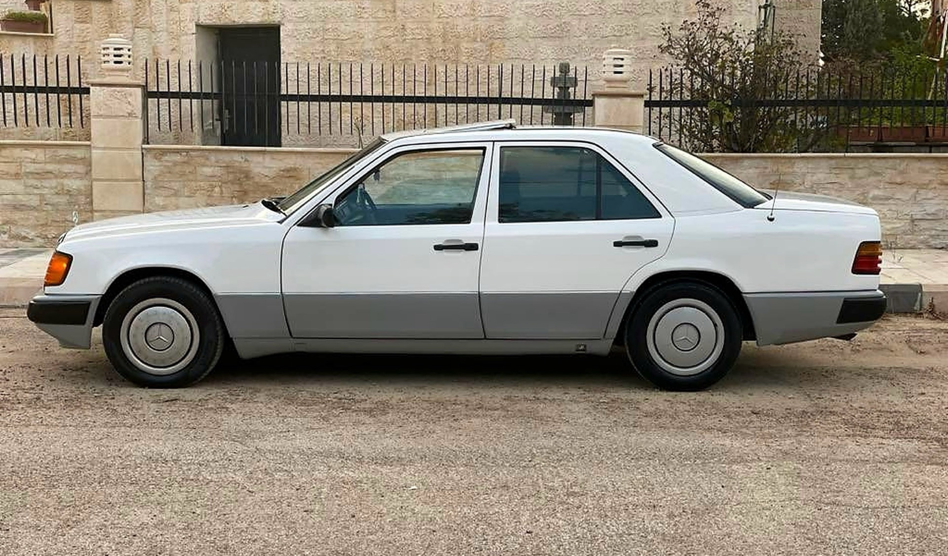 مرسيدس بنز E200 1986