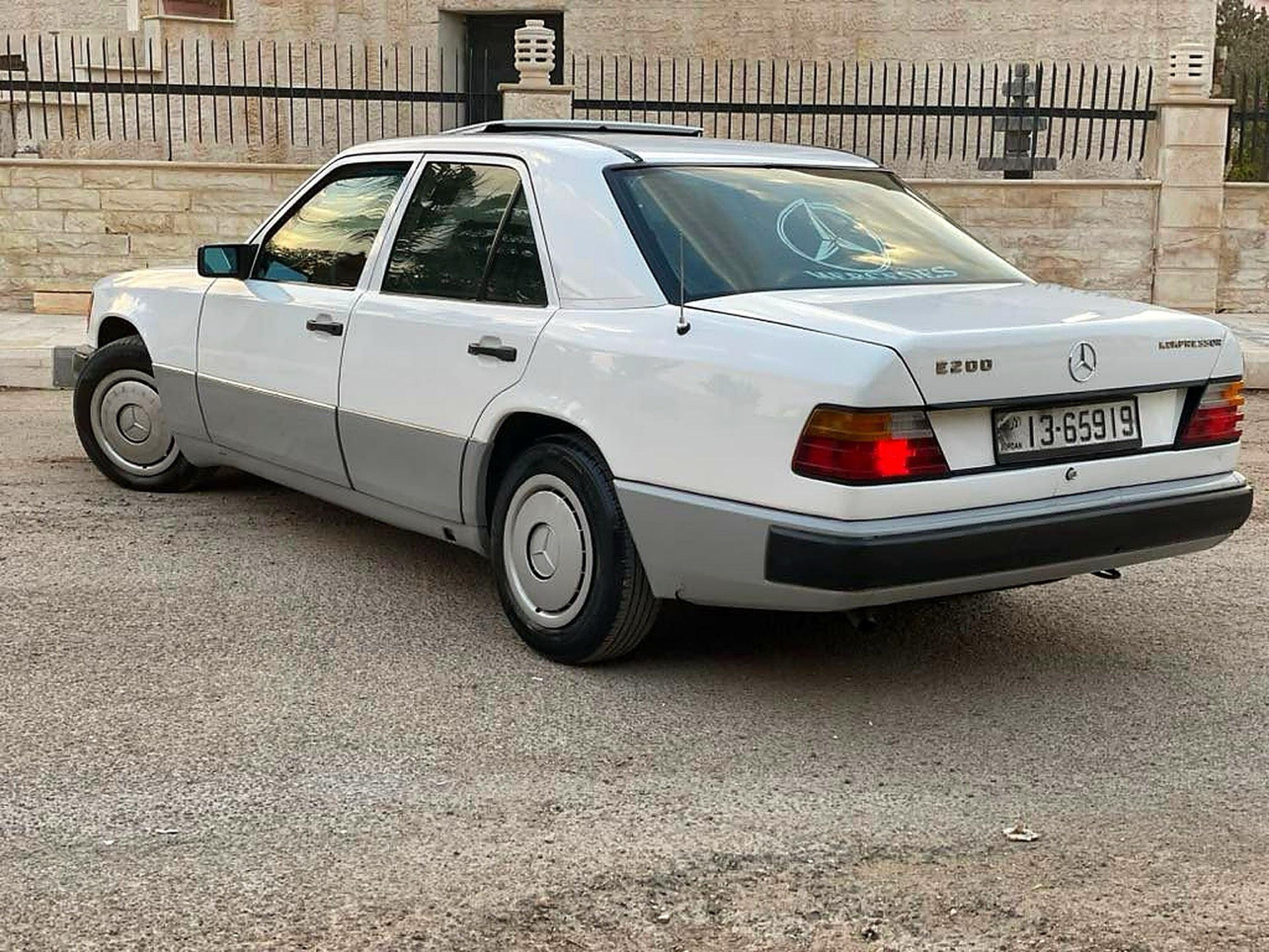 مرسيدس بنز E200 1986