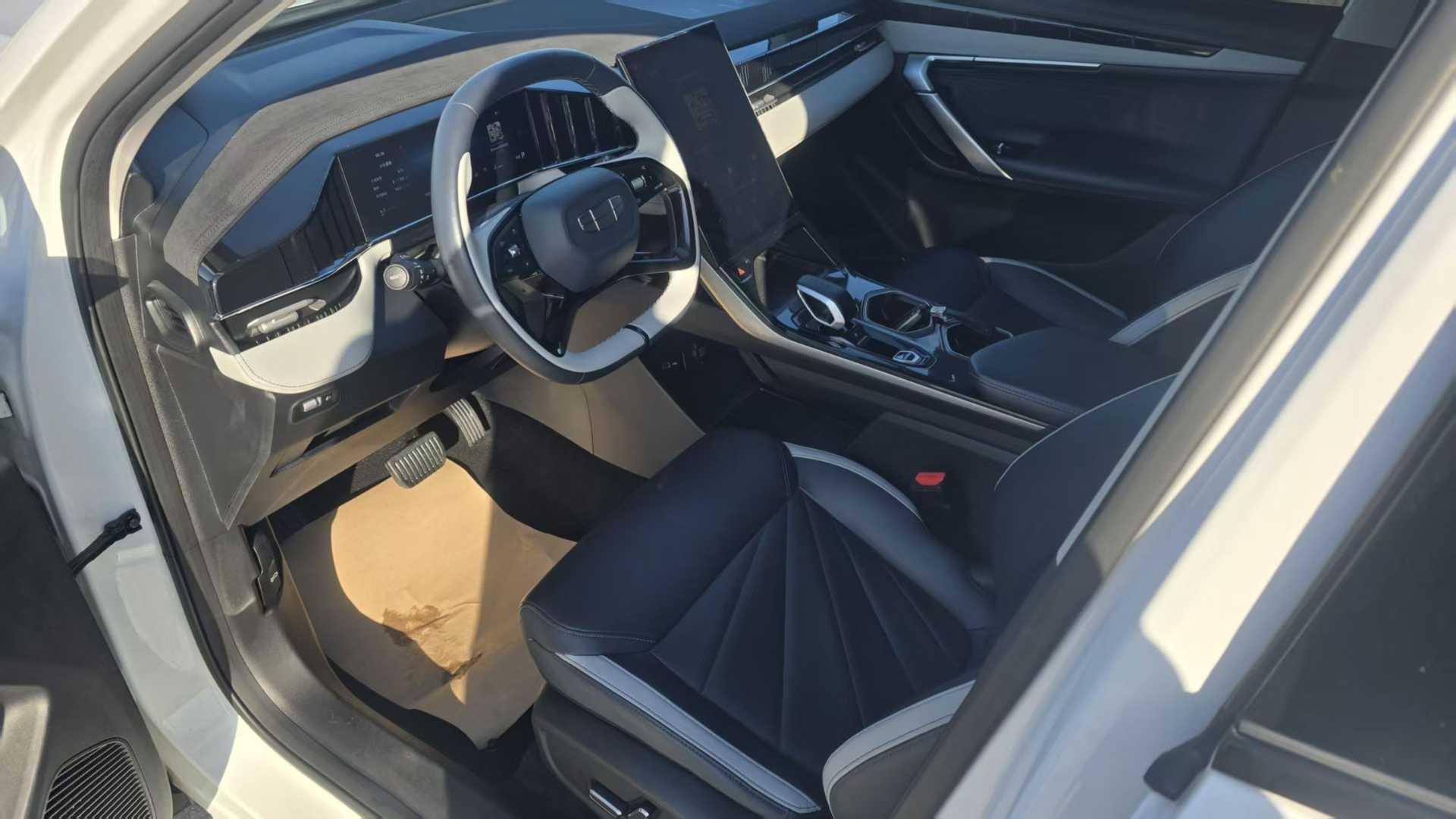 جيلي بويوي 2023